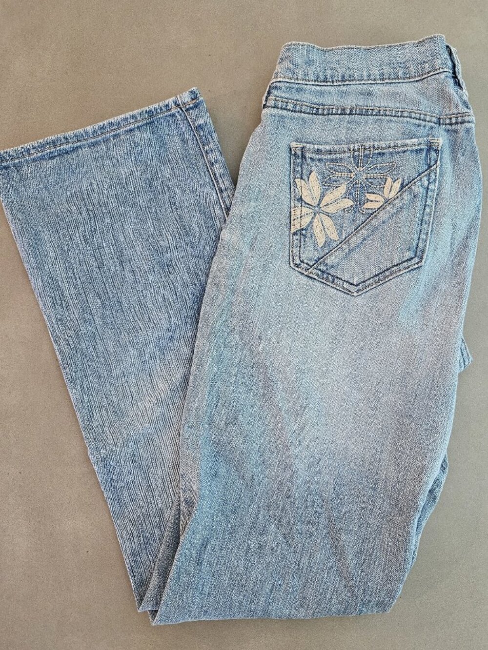 Vintage Women's Old Navy Washed Denim Jeans Embroidered Floral Pockets Size 6